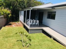 Sunnyside Retreat - Holiday Home - Walk to Nobbys or Flynns Beach , enjoy the sound of waves and birds, maison de vacances à Port Macquarie