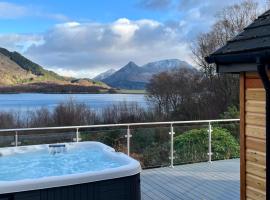The Heronry Hideaway with luxury hot tub, casa vacanze a Ballachulish