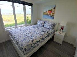 Serene 2 bedroom condo with balcony and lakeview, хотел в Уинипег