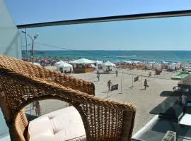 Ryanna Beach pe plaja Belona