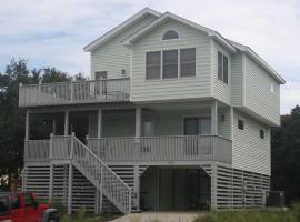 OBX Family Home with Pool - Pet Friendly - Close to Beach- Pool open late Apr through Oct, lemmikkystävällinen hotelli kohteessa Corolla