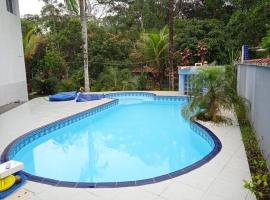 Linda casa com lazer a 500m da praia Guaratuba SP, hotel with pools in Bertioga