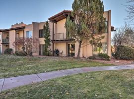 Mtn-View Condo with Hot Tub Access in Sedona!, hotel v destinaci Sedona