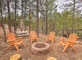 Show Low Cabin with BBQ and Fire Pit Pets Welcome!, villa i Show Low