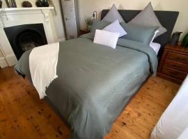 Location cottage with industrial touch, hotell sihtkohas Bathurst