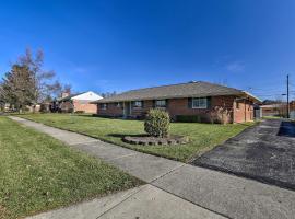 Viesnīca Dayton Home with Patio and Fire Pit about 6 Mi Dtwn! pilsētā Deitona