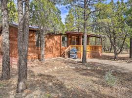 Happy Jack Cabin with 2 Decks, Grill, Wooded Views, hotel in Happy Jack