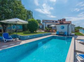 Villa Anita with common Pool, bed and breakfast a Poreč