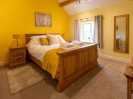 Heulog Cottage - King Bed, Self-Catering with Private Hot Tub, hotel with parking in Bodfari