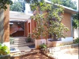 Eden Garden Farm Stay, hotel en Auroville