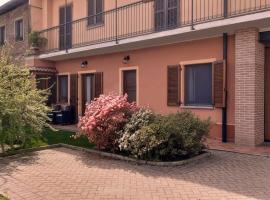 Cascina in Alto Piemonte / Piedmont countryhouse, hotel con estacionamiento en Lozzolo