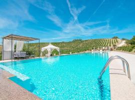 Belvilla by OYO Gardenia, hotel na may pool sa Ascoli Piceno