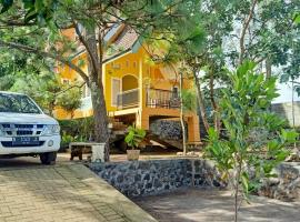 Homestay Sinar Bulan, cottage di Batu