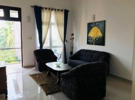 Lovely 3-bedroom condo with pool, hotel with parking in Talawatugoda