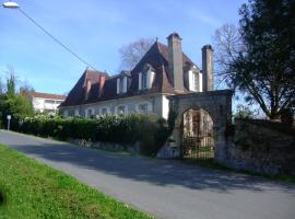 LA GRANGE DES PÈRES - SÉJOURNEZ DANS UNE AUTHENTIQUE CHARTREUSE DU XVIIIème SIECLE, prázdninový dům v destinaci Saint-Cyprien