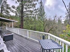 Charming and Pet-Friendly Pine Grove Retreat!, hotel med parkering i Jackson