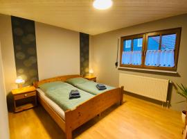 Ferienwohnung An den Erlewiesen, 3SZ, 85qm, Kamin, lacný hotel v destinácii Schleusingen