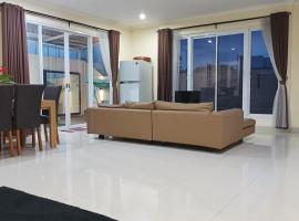 Charming, Comfortable, Convenient Family House, holiday home in Jakarta