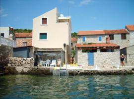 Apartment Mirni - 5 m from sea, hotel di Prvic Luka