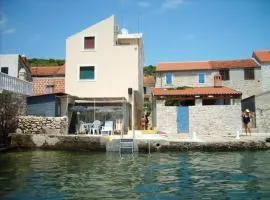 Apartment Mirni - 5 m from sea