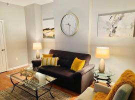 Upscale 2BD/1.5BA townhome mins to JHH & downtown、ボルチモアのホテル
