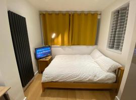 Double Bedroom with en-suite shower & free parking, habitación en casa particular en Belvedere