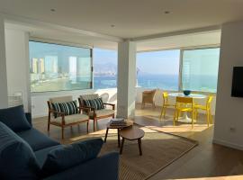 Amazing beachfront apartment - La Cala, hotel em Benidorm