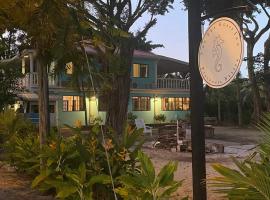 The Sea Glass Inn, hotell i Placencia Village