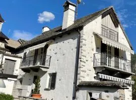 Casa indipendente con camino e mansarda.