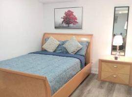 Brand New 2-Bedroom Basement Apartment with Free parking!, feriebolig i Brampton