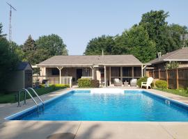 Luxurious Pool Cottage, semesterboende i Kingsville