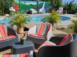 트루아-리비에르에 위치한 호텔 Un coin de paradis, piscine privative, vue Saintes