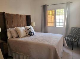 Linda, cerca de todo, parqueo, patio, netflix, hotel v destinaci La Ceiba