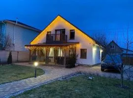 Заміський будинок з каміном та ванною з панорамним видом в ліс