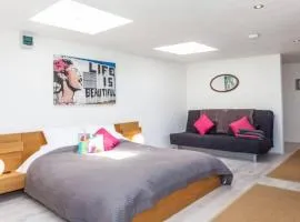 The Studio Christchurch B&B Luxury Garden Room