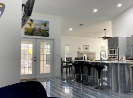 Luxury Smart Home in the Heart of Cape Coral, alojamento para férias em Cape Coral