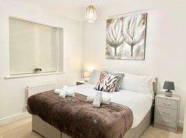 3 Bedroom home in Folkestone Cheriton, private parking in lovely location，福克斯通的小屋