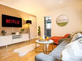 Pannier House - Central MK - Free Parking, Garden, Smart TVs with Netflix by Yoko Property