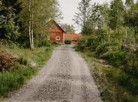 En lantlig idyll med skogen precis utanför dörren!