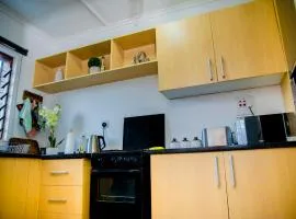The Sanctuary - Modern 2Bed Maisonette in Secure Foxdale Estate Solar Wi-Fi Garden