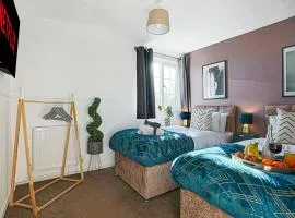 Petworth House - Central Milton Keynes - Smart TVs, Pool Table, Garden and Free Parking by Yoko Property