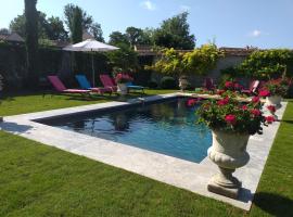 Les Glycines, hotel with pools in Ury