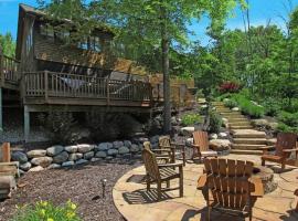Secluded cabin on 10 acres - hot tub & game room!, hotel i Fennville