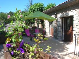 Aux Vieux Arceaux, hotel v destinaci Mercuer