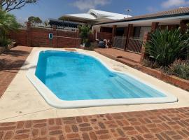 Beach front 4 x2 Home with pool, hotel em Geraldton