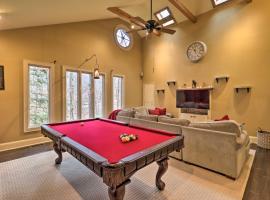 Cozy Conyers Cabin with Fireplace and Pool Table!: Conyers şehrinde bir evcil hayvan dostu otel