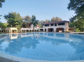 Pung-Waan Resort & Spa, hotel amb piscina a Kanchanaburi