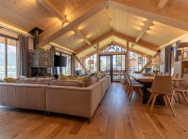 Luxury chalet with pool and sauna, skilift at 500m, hotel en Ennsling