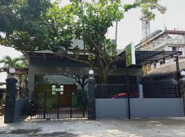 OYO 90863 Omah Kost Syariah, hotel v mestu Tulungagung