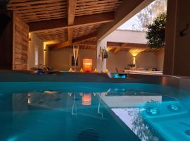 Le Cabanon de Nans. Gîte de charme en Provence., hôtel à Grans